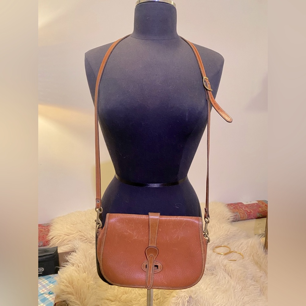 Vintage duck Dooney & Bourke tan/peanut color crossbody purse/bag/handbag